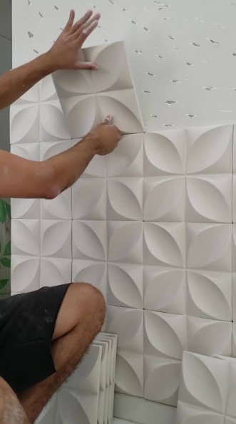 Profissional instalando placa de Gesso 3D Pétalas em parede
